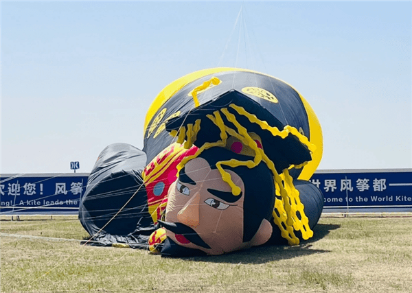潍坊风筝节现躺平版“秦始皇” 网友：是他摔过最狠的一跤（潍坊风筝节时间安排）