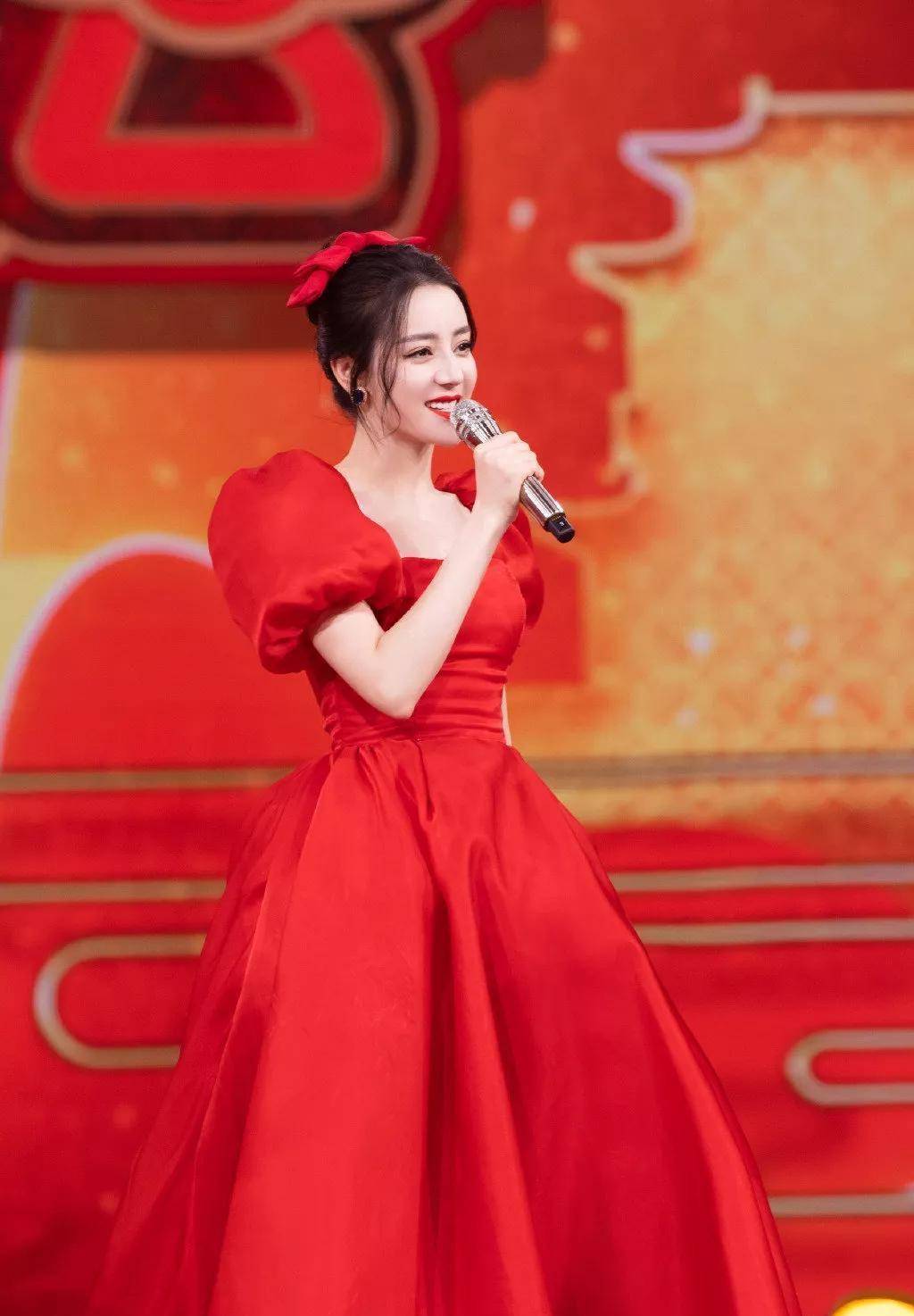 迪丽热巴真"火辣",红色吊带裙秀出满分身材,肤白貌美惊艳众人_连衣裙
