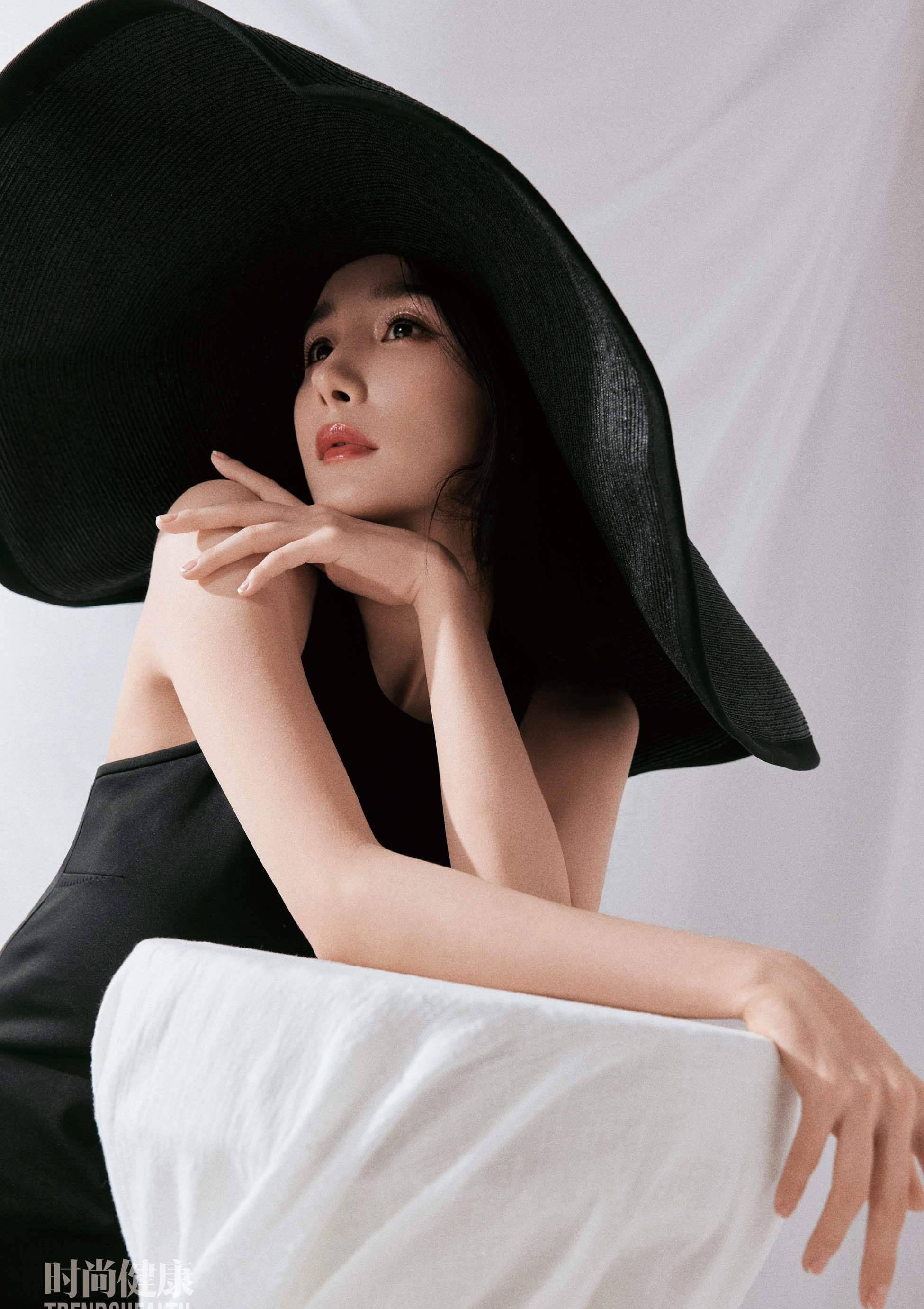 杨幂《时尚健康》开季封面,穿吊带抹胸宛若黑天鹅,赤脚大秀美腿