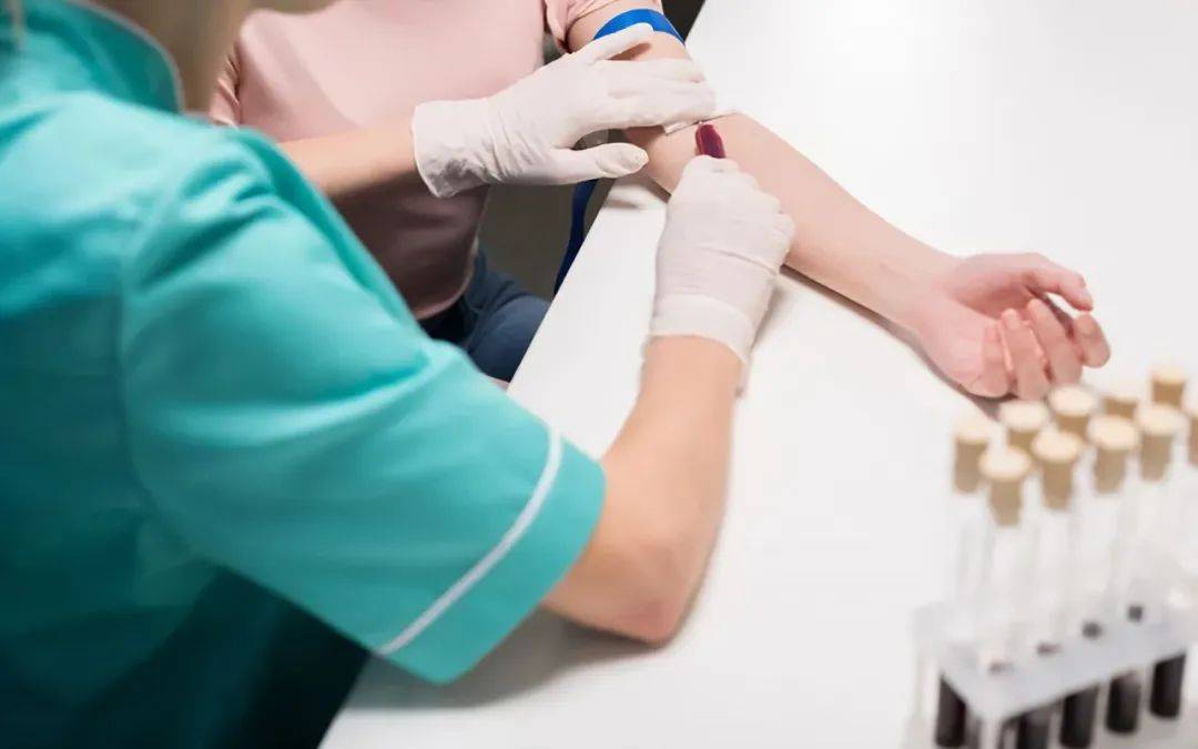 通常在同房后8~10天即可做血hcg测试.