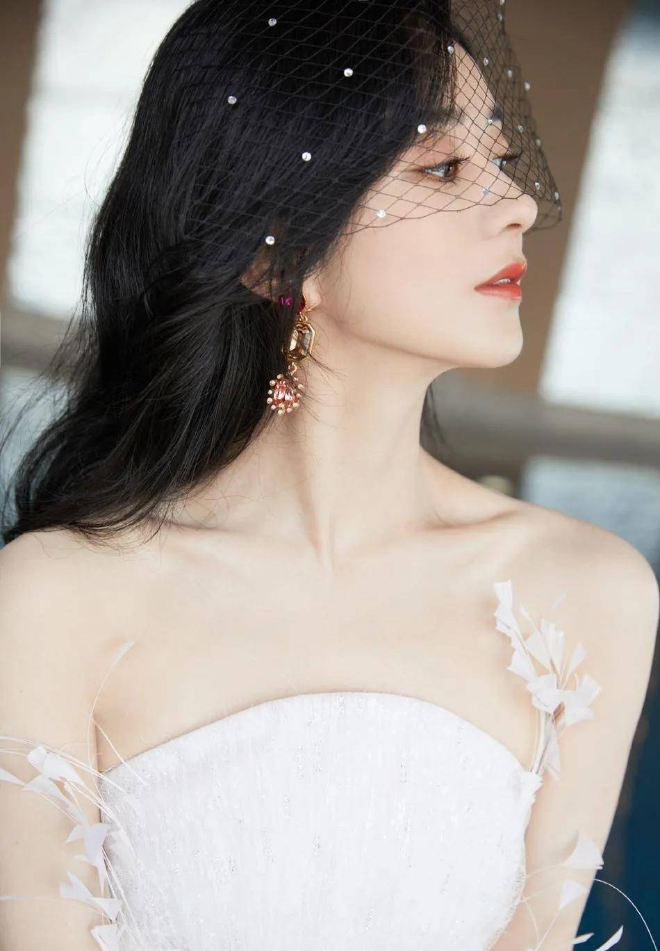 赵丽颖身穿白色羽毛抹胸裙,太惊艳了_身材_演技_连衣裙