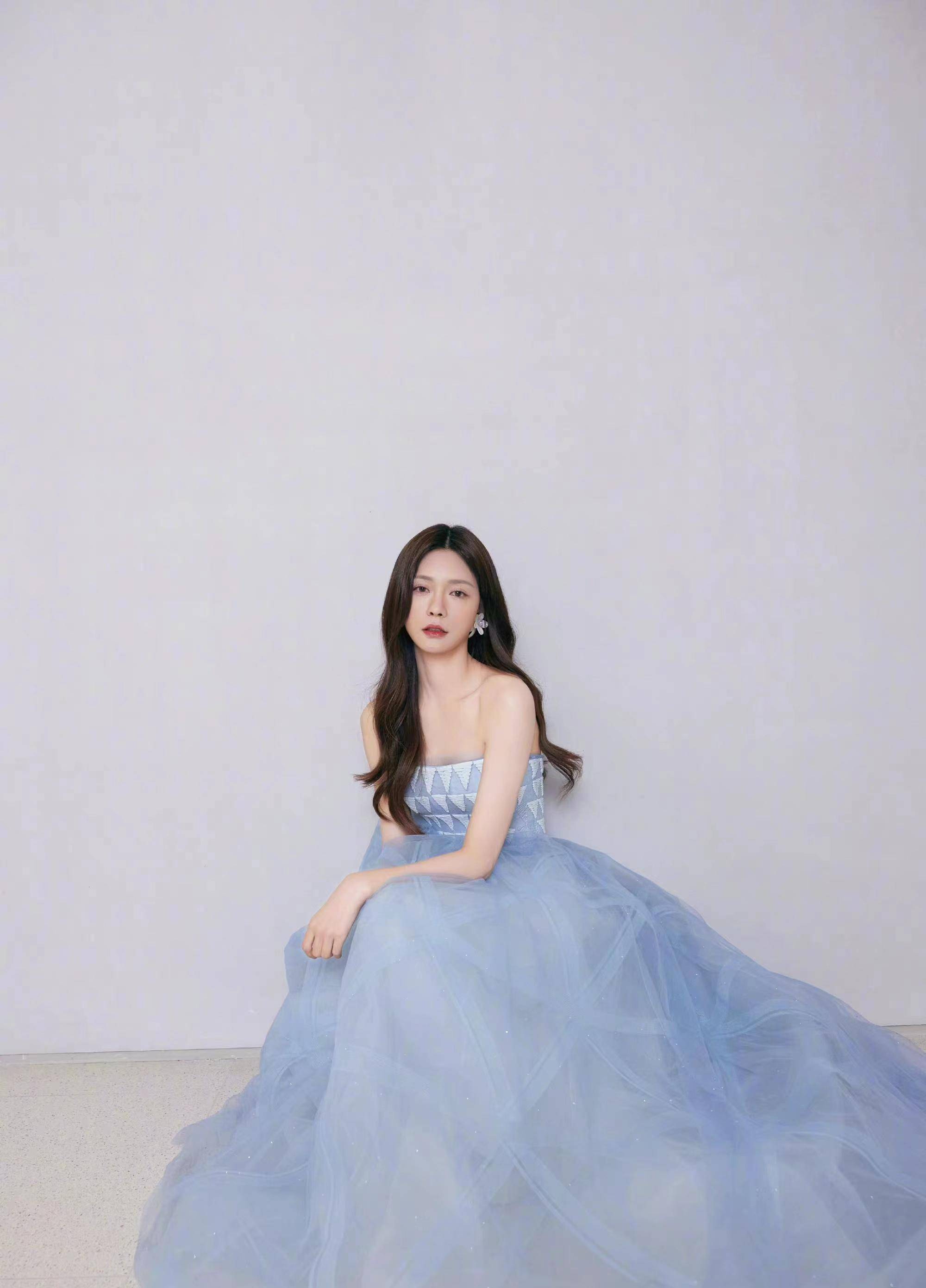 沈梦辰主持节目,穿一身雾蓝色薄纱抹胸长裙,甜美又仙气_气质_造型_好