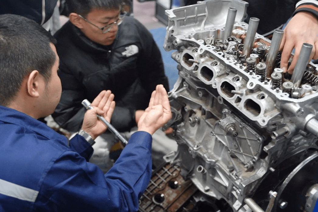 汽车发动机拆装实训课