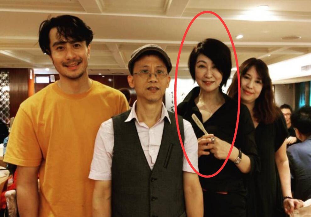 "玉女歌手"杨林,隐退19年冻龄近照看傻网友,53岁依旧单身_画展_郭彦甫
