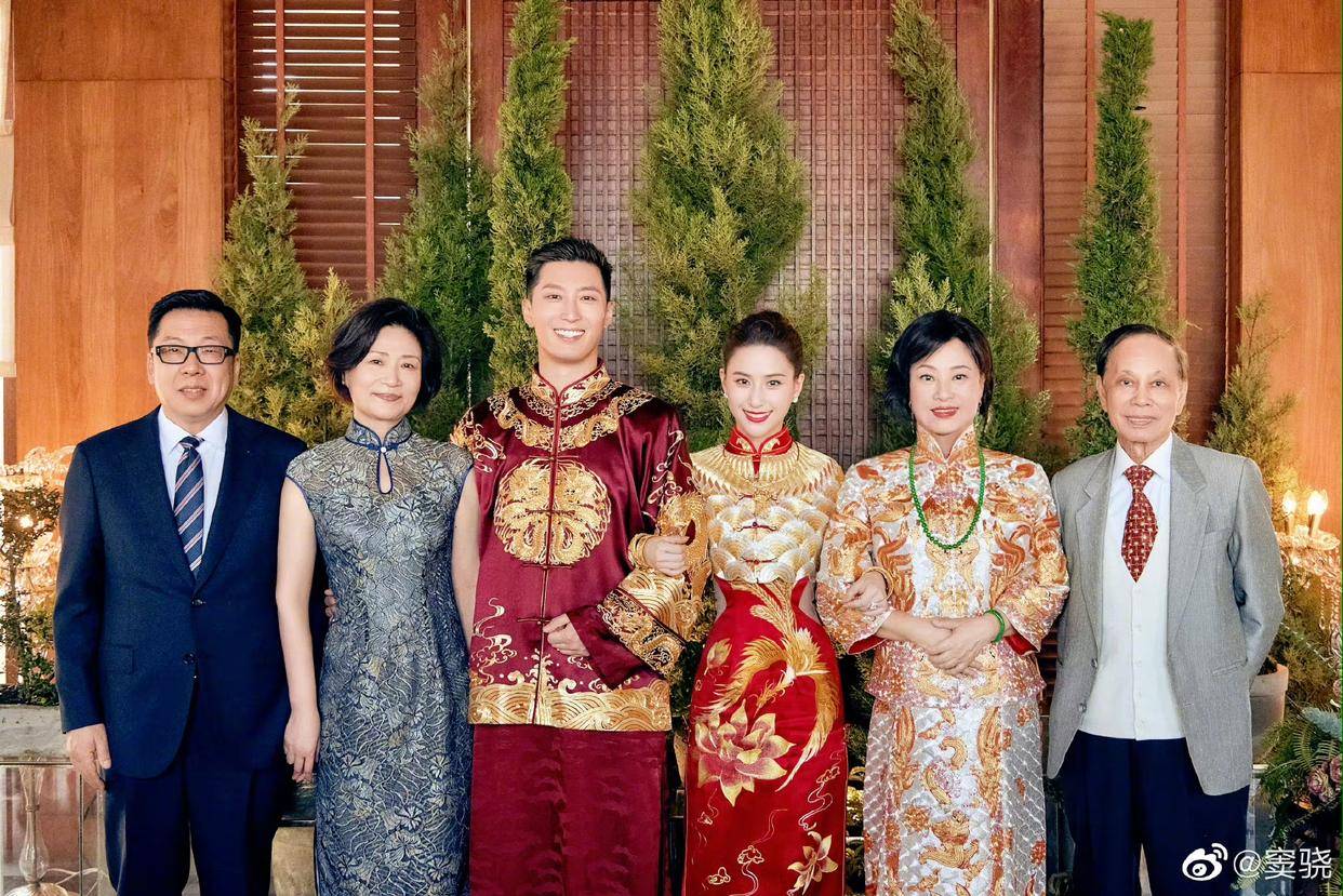 赌王三房全员出席何超莲婚礼,全家福合照曝光,何猷启精神帅气_窦骁_奚