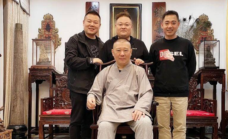 德云社又出手滑事件,郭德纲干儿子点赞美女自拍,于谦后继有人了