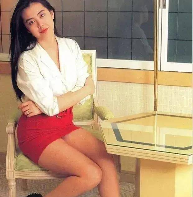 据说林青霞这张超具少女感的性感泳装写真是她永远最爱的闺蜜邓丽君给