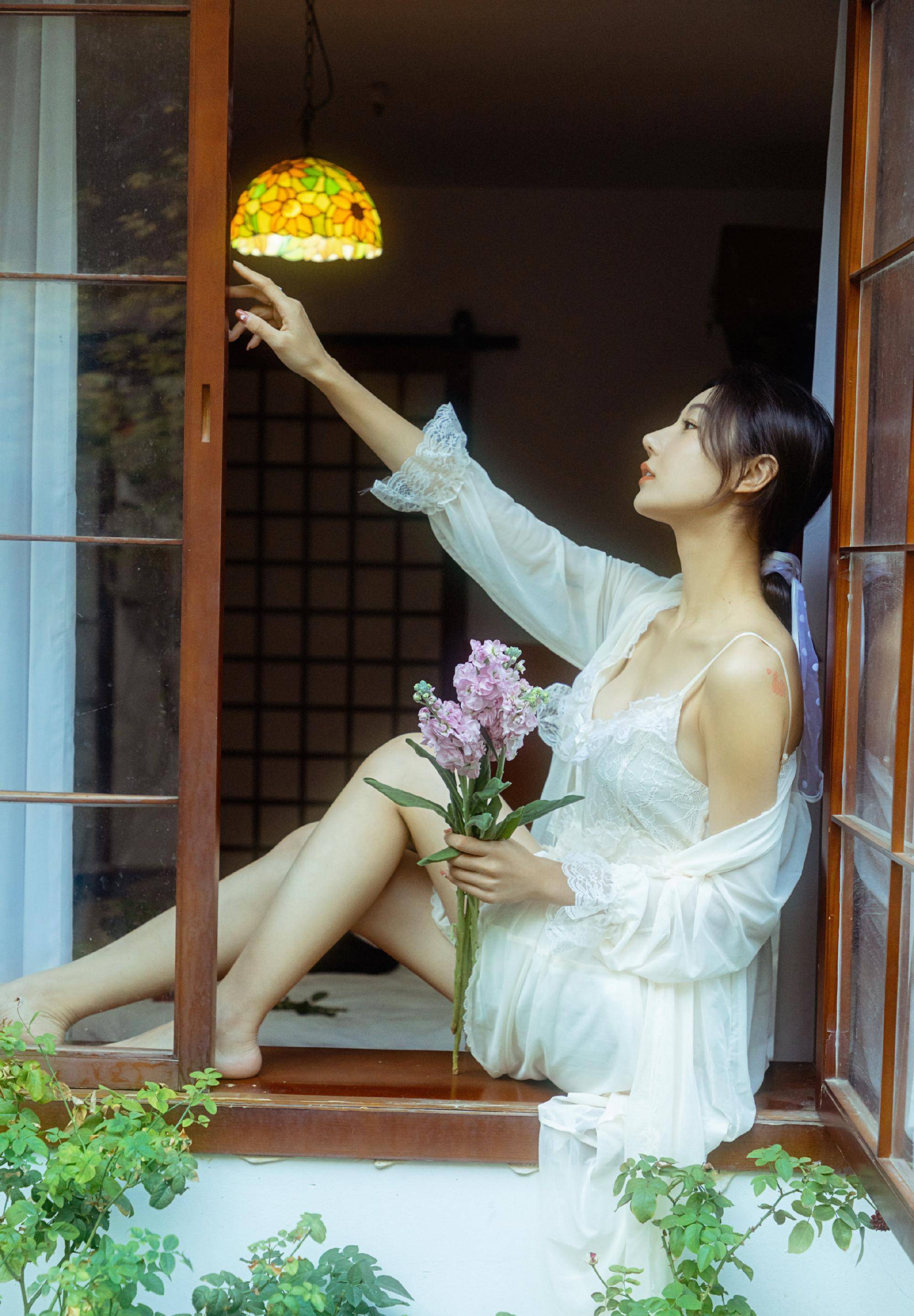 世界小姐苏琳琳分享最新写真,白色抹胸短裙,秋色中展现好身材_照片