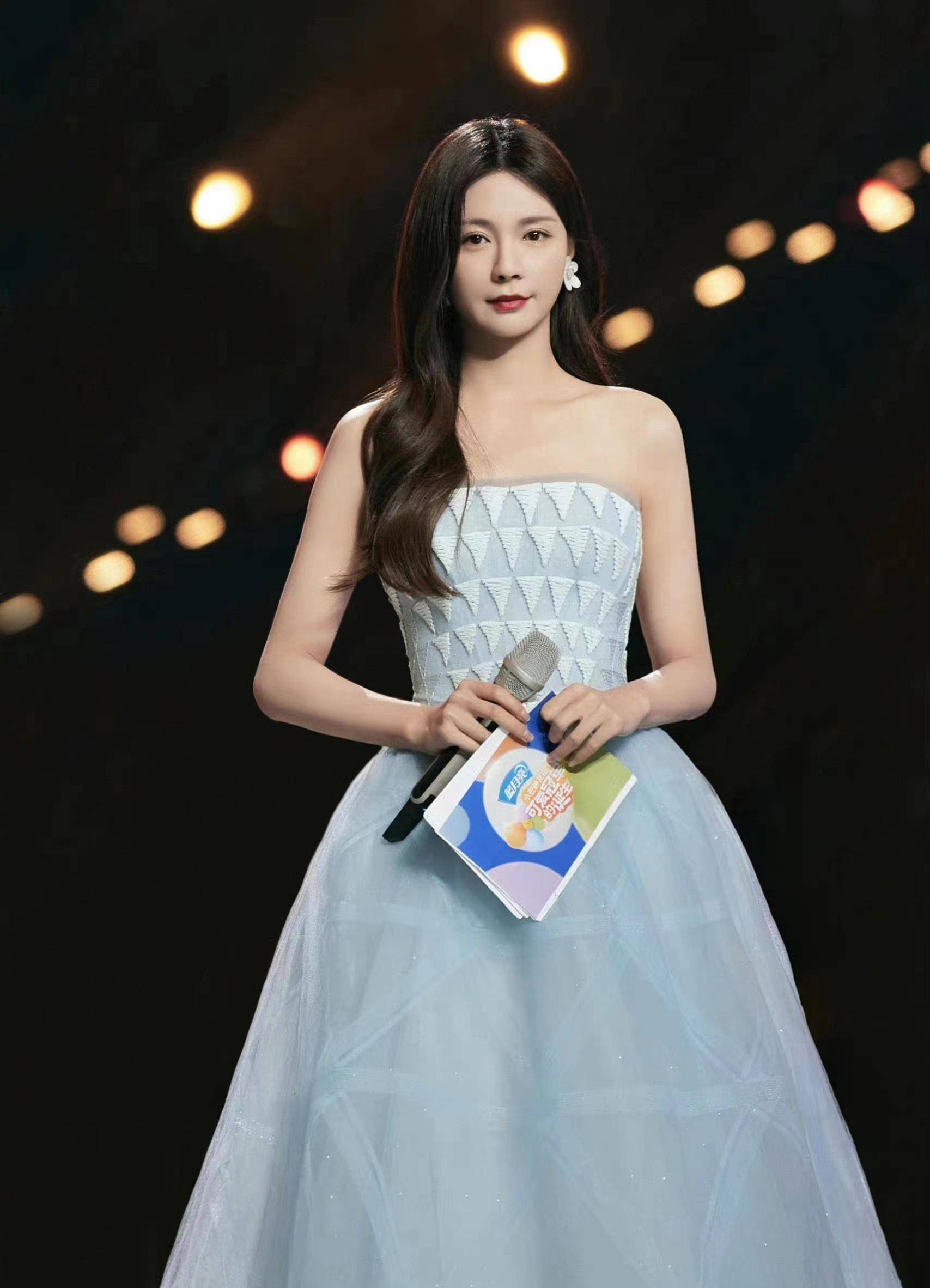 沈梦辰主持节目,穿一身雾蓝色薄纱抹胸长裙,甜美又仙气_气质_造型_好