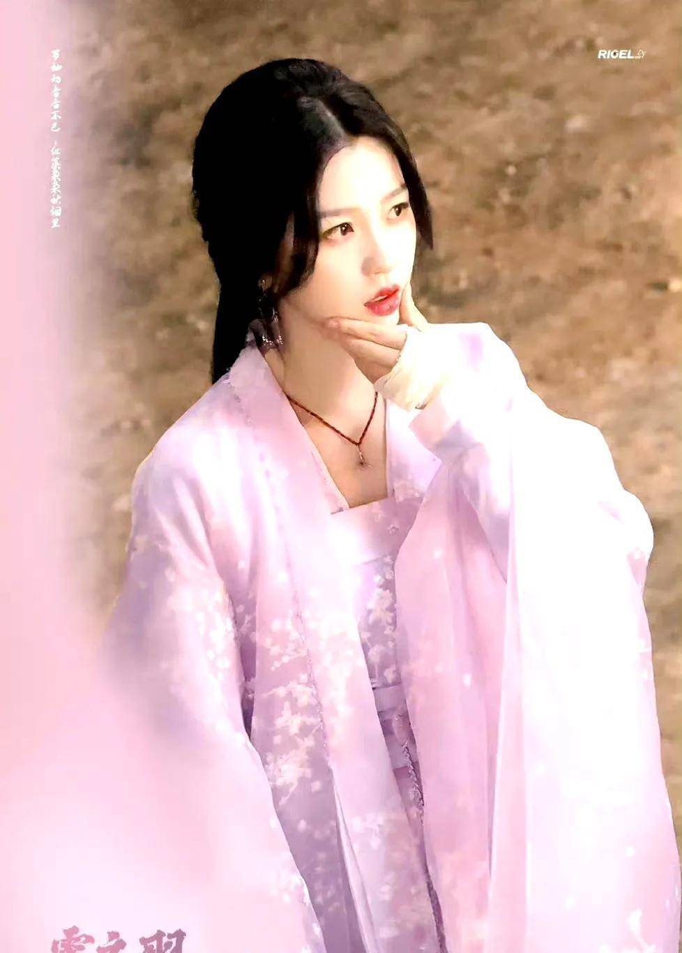 虞书欣粉色抹胸碎花裙造型来了,好美好温柔,甜欲氛围感满满_头发_玫瑰