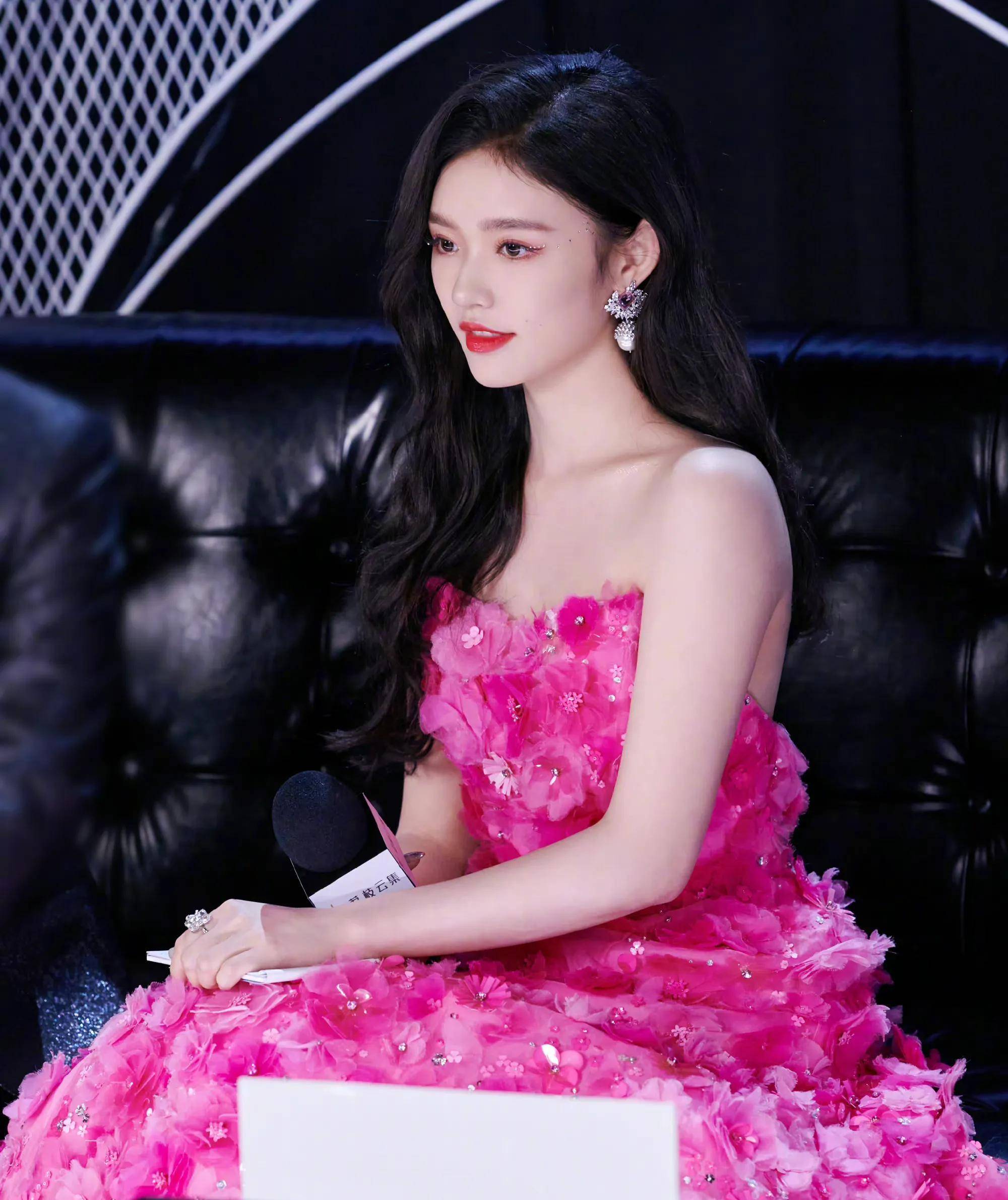 林允穿粉色抹胸花瓣裙露香肩锁骨,艳丽妖娆,梨涡浅笑,甜美灵动_冰霜