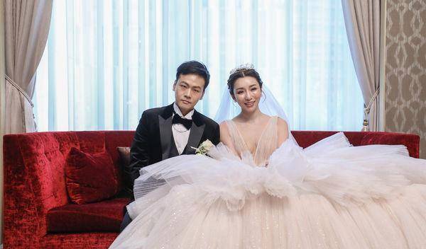 向红毯的那一端,完成终身大事,婚礼由新娘闺蜜潘奕如担任主持人及伴娘