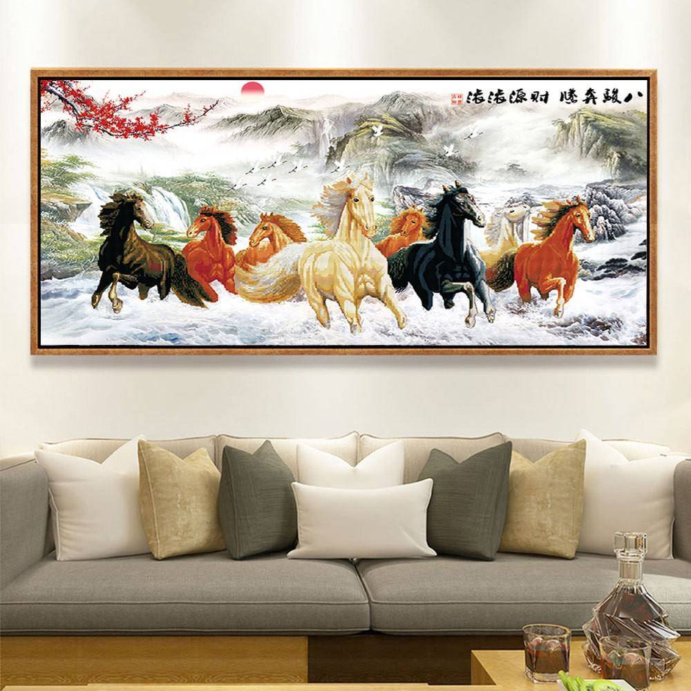 客厅挂八骏图风水画,寓意马到成功,飞黄腾达.