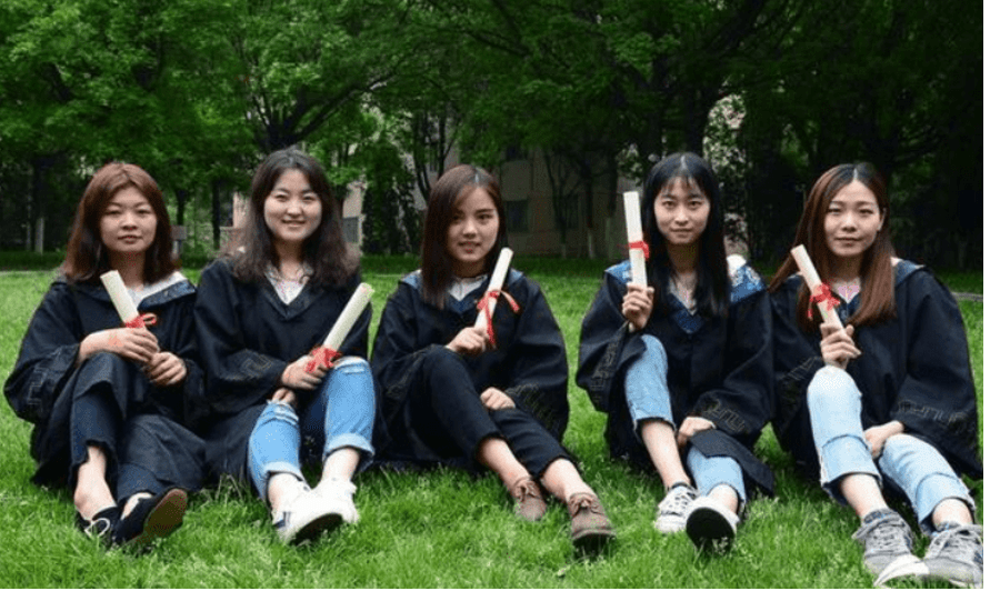 专科生穿学士服拍照被质疑,没学位证别穿学士服_学历_毕业_工作