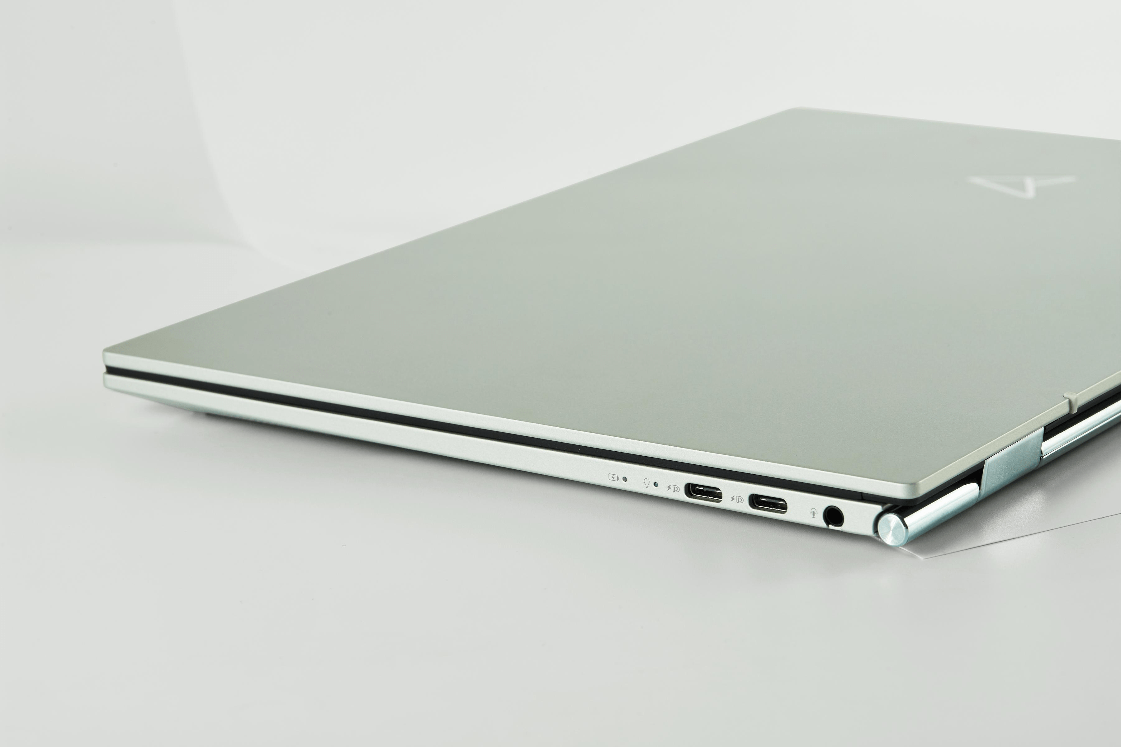 华硕预热灵耀轻薄本新品:如羽翼般纤巧且全能?_性能_机身_发布会