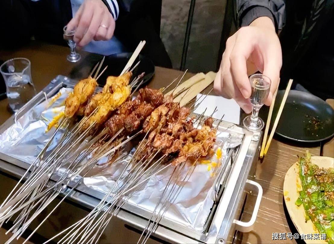 淄博烧烤圈"怪象",酒桌少见"人气"二锅头,竟是这3款便宜酒_衡水_酒桌