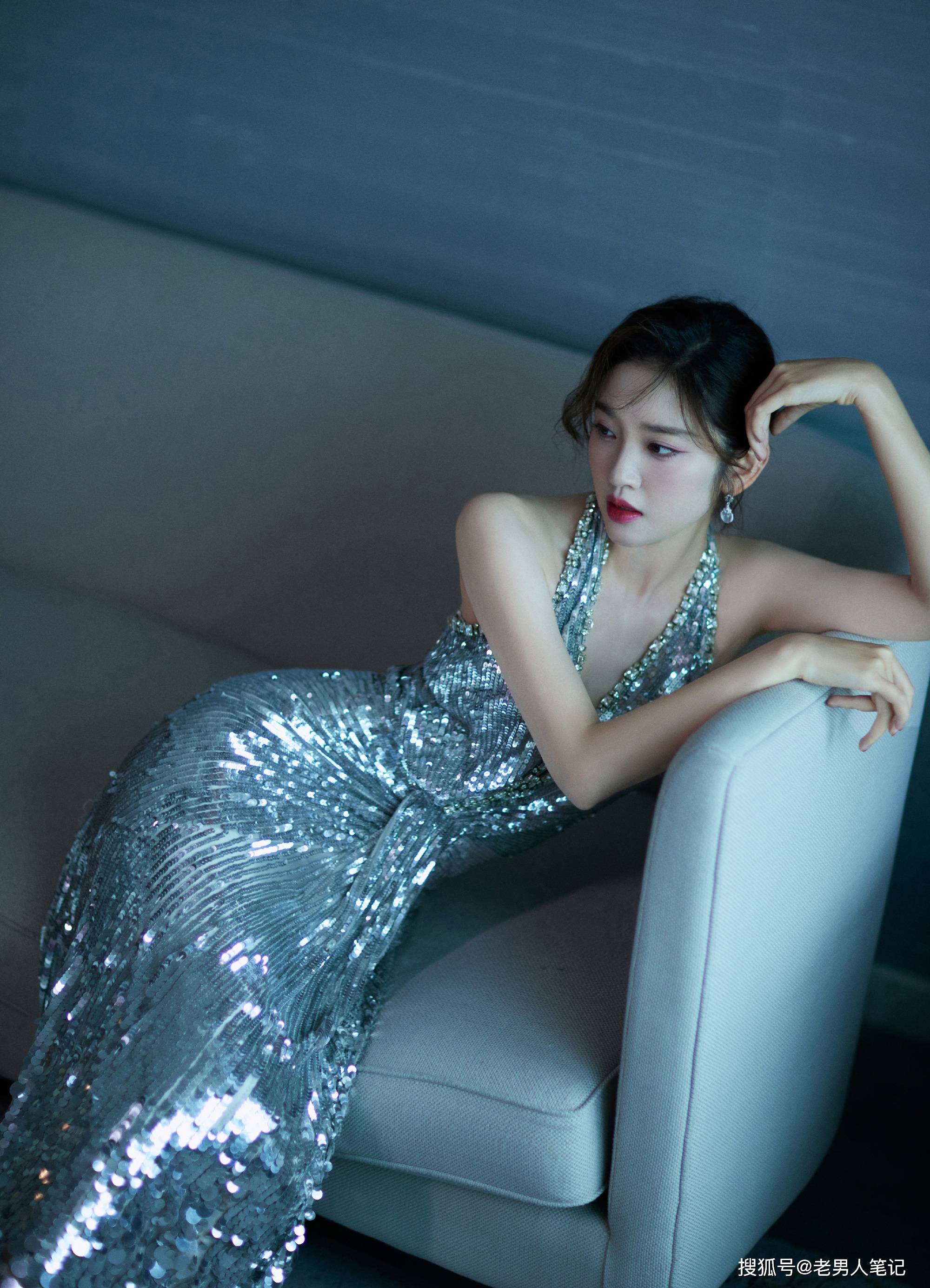 唐艺昕紫色眼妆,搭配挂脖深v亮片长裙,颜值身材好美好辣_时尚_造型