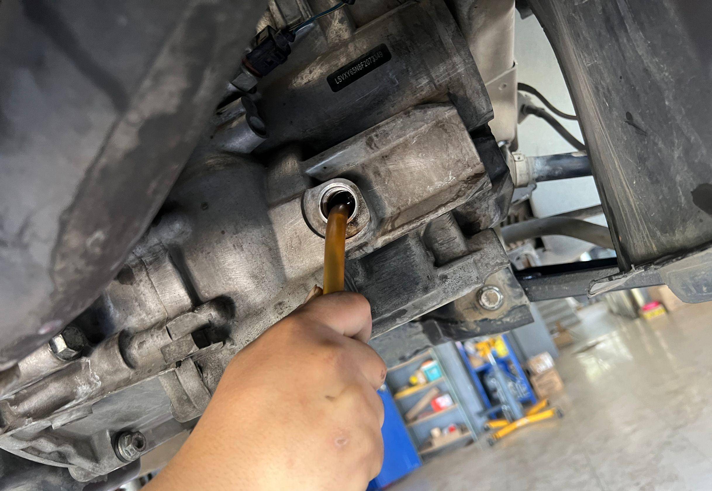 基本上加油位离这个孔还有一点点距离就可以了,加多了也不好,变速箱