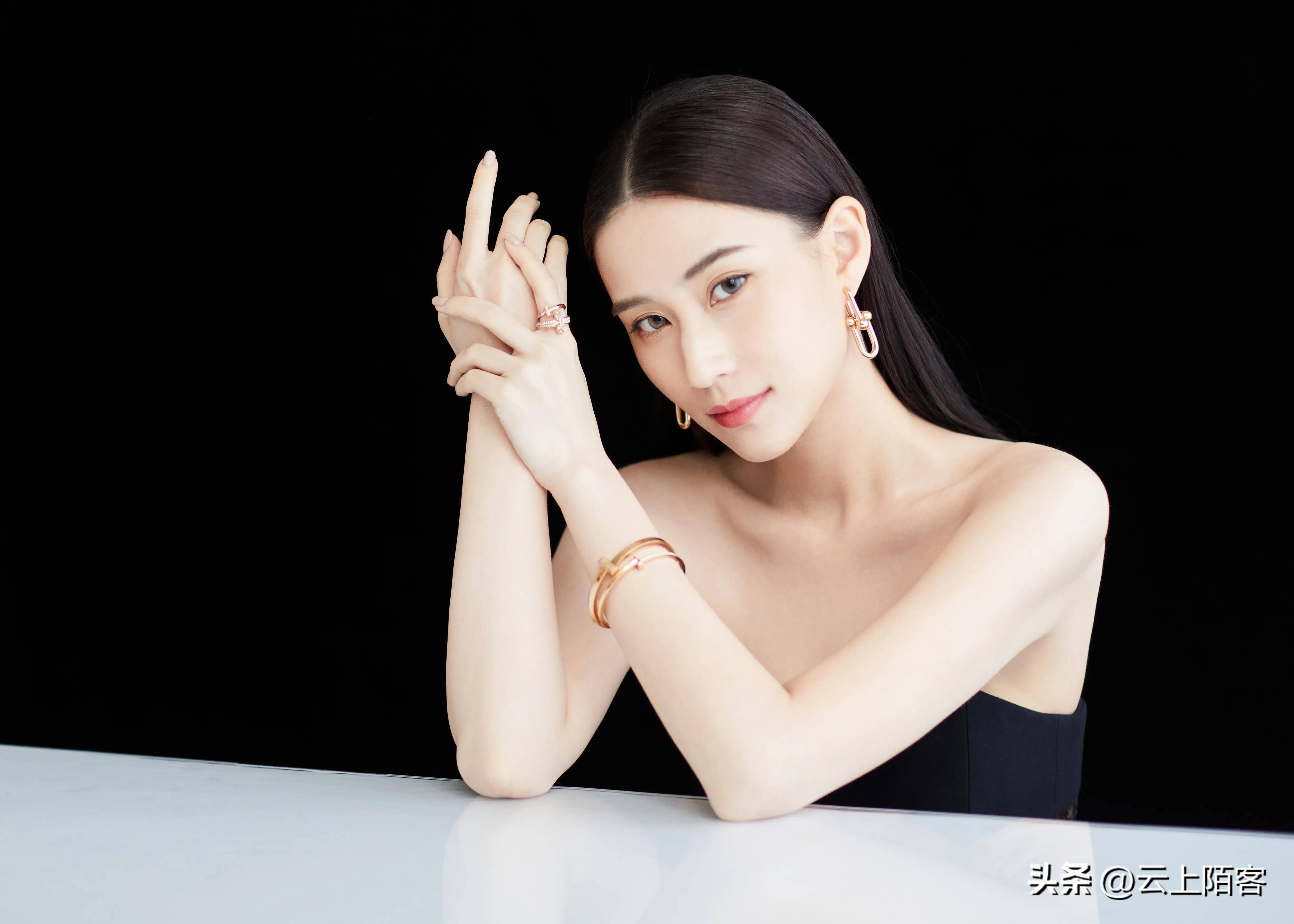 窦骁何超莲大喜之日,绯闻女友奚梦瑶再次辟谣,却被说不合时宜_网友