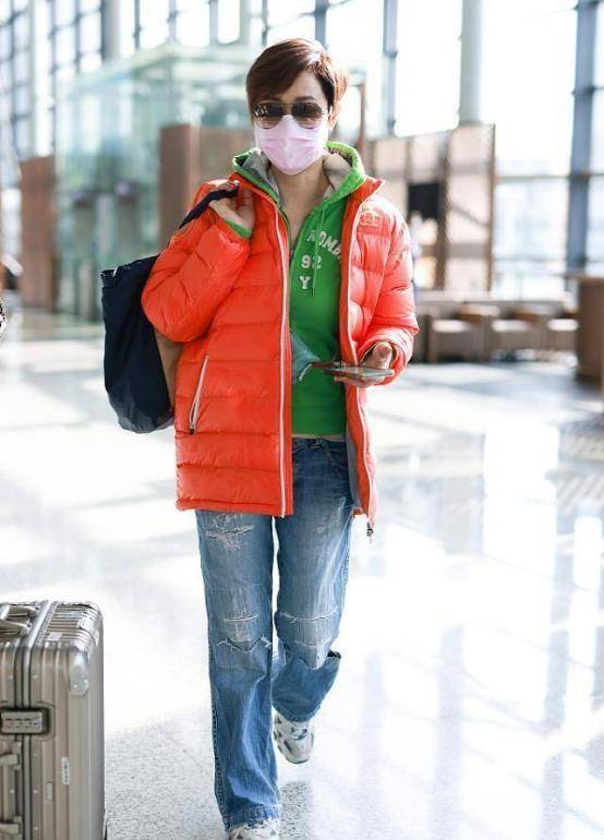 陈法蓉和洪欣同框,一个像母亲,一个像女儿,秋冬季节穿出气质_牛仔裤