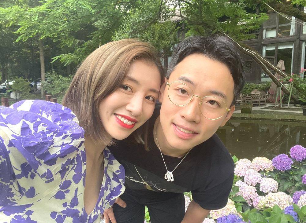 "奥运五冠王"邹凯到昆明游玩,娇妻太美,生过二胎还是辣妈_周捷_妻子