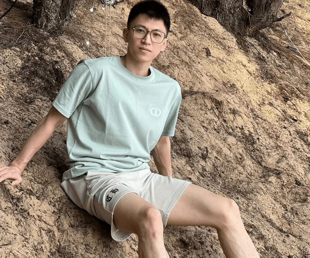 刘晓宇携娇妻海边度假!