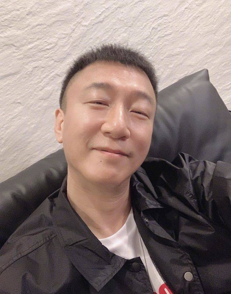 在这张照片中,50岁的孙红雷穿着一件黑色的信大衣,穿着时尚服装.