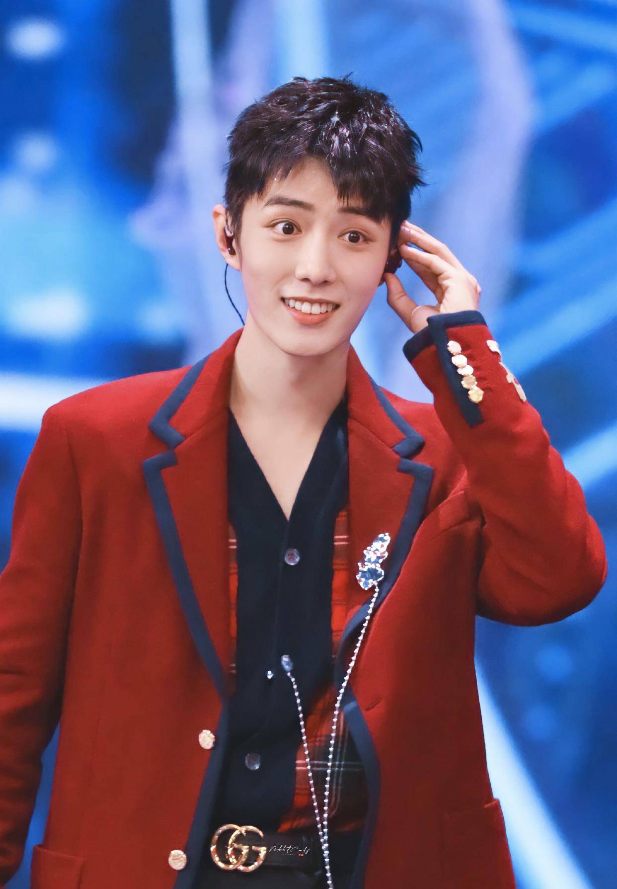 肖战获迪奥时尚线代言!3大高奢品牌争抢合作,全力冲击时尚圈