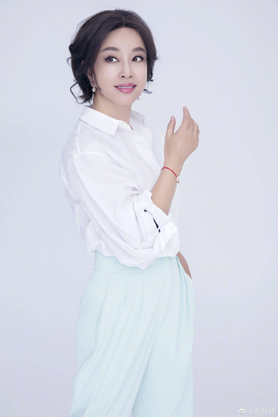 65岁刘晓庆回老家,表情严肃感觉不耐烦,众人欢呼簇拥引堵塞_生活_姜文