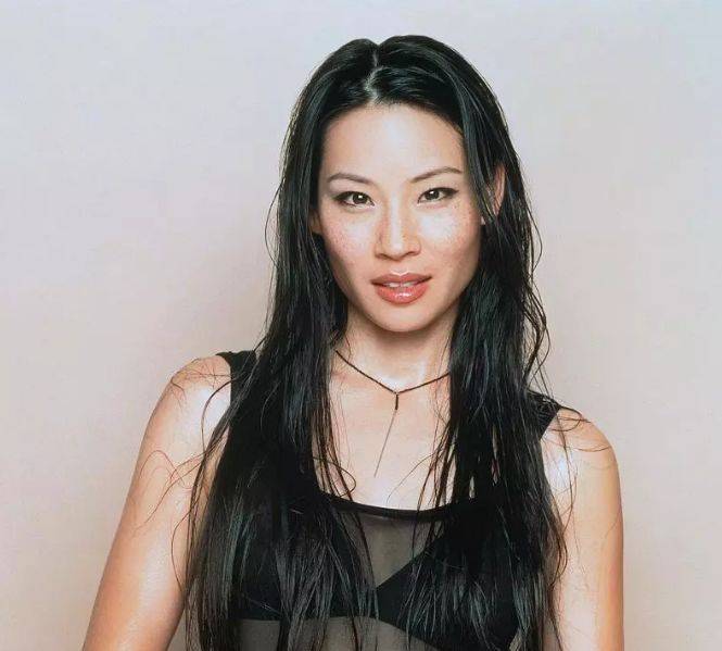 刘玉玲近照撞脸董明珠,笑出皱纹身材紧致,丝毫不像是52岁的人_照片