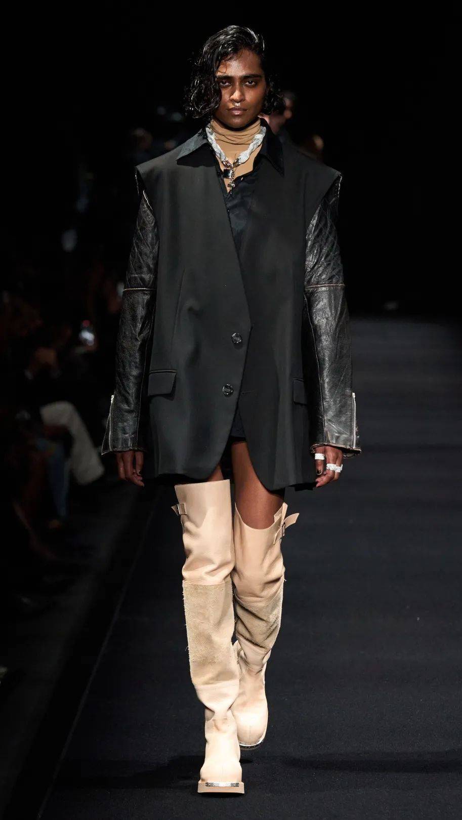 大约在2016年宇宙博主chiara ferragni一张oversize卫衣搭配过膝长靴