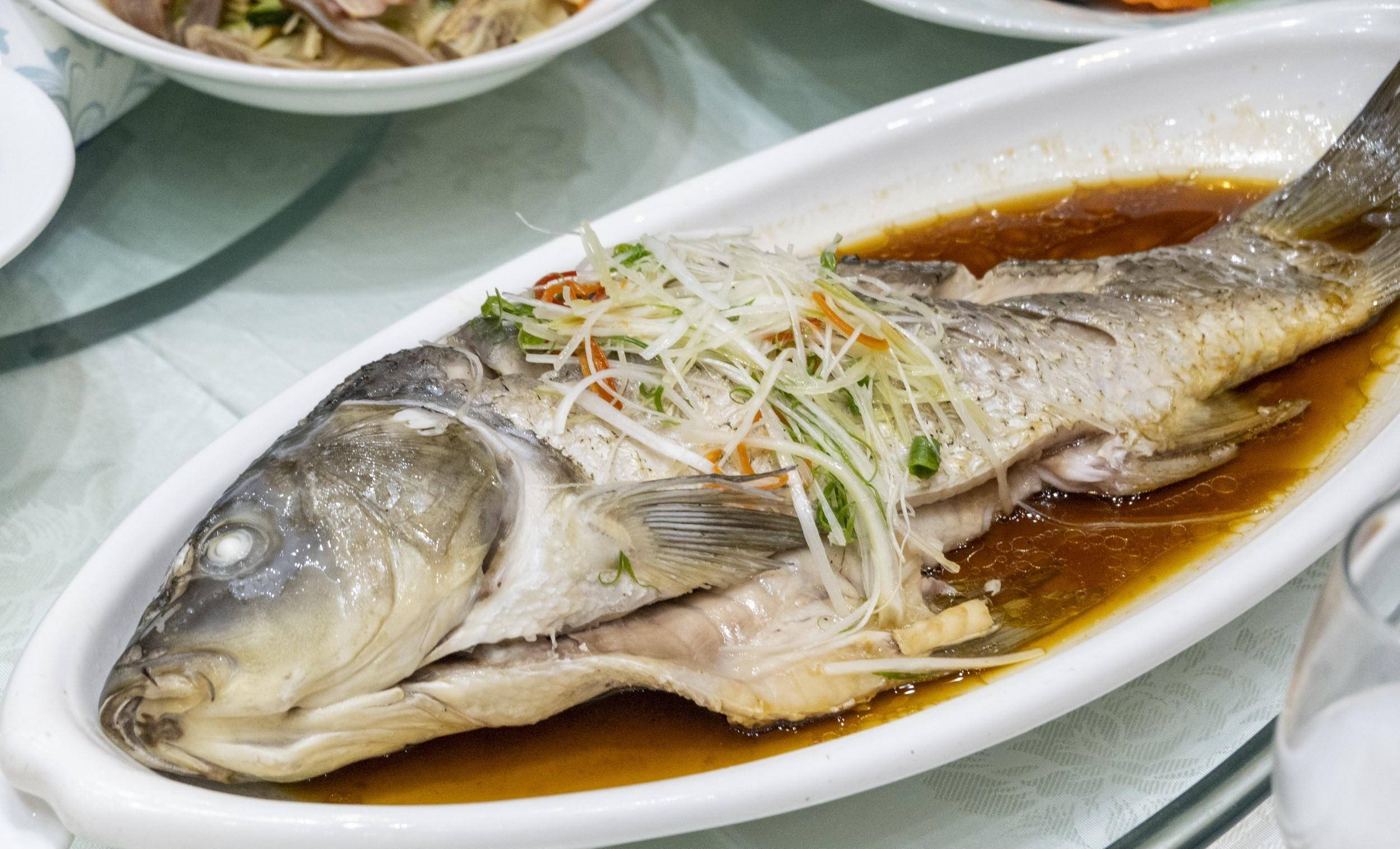 冠县酥羊肉,七星聚义锅烧鸡子 ,阿胶八宝雪梨,清蒸黄河鲤鱼,空心琉璃
