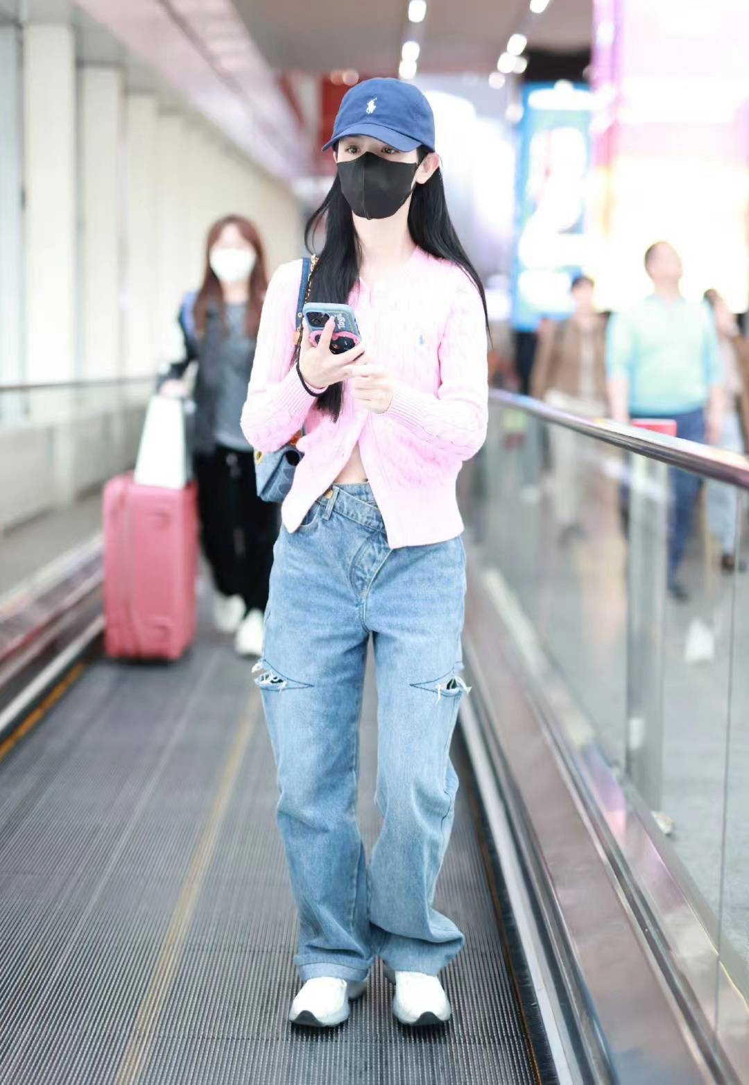 哈尼克孜机场街拍,穿粉色开衫配破洞牛仔裤,少女心满满_休闲_时尚