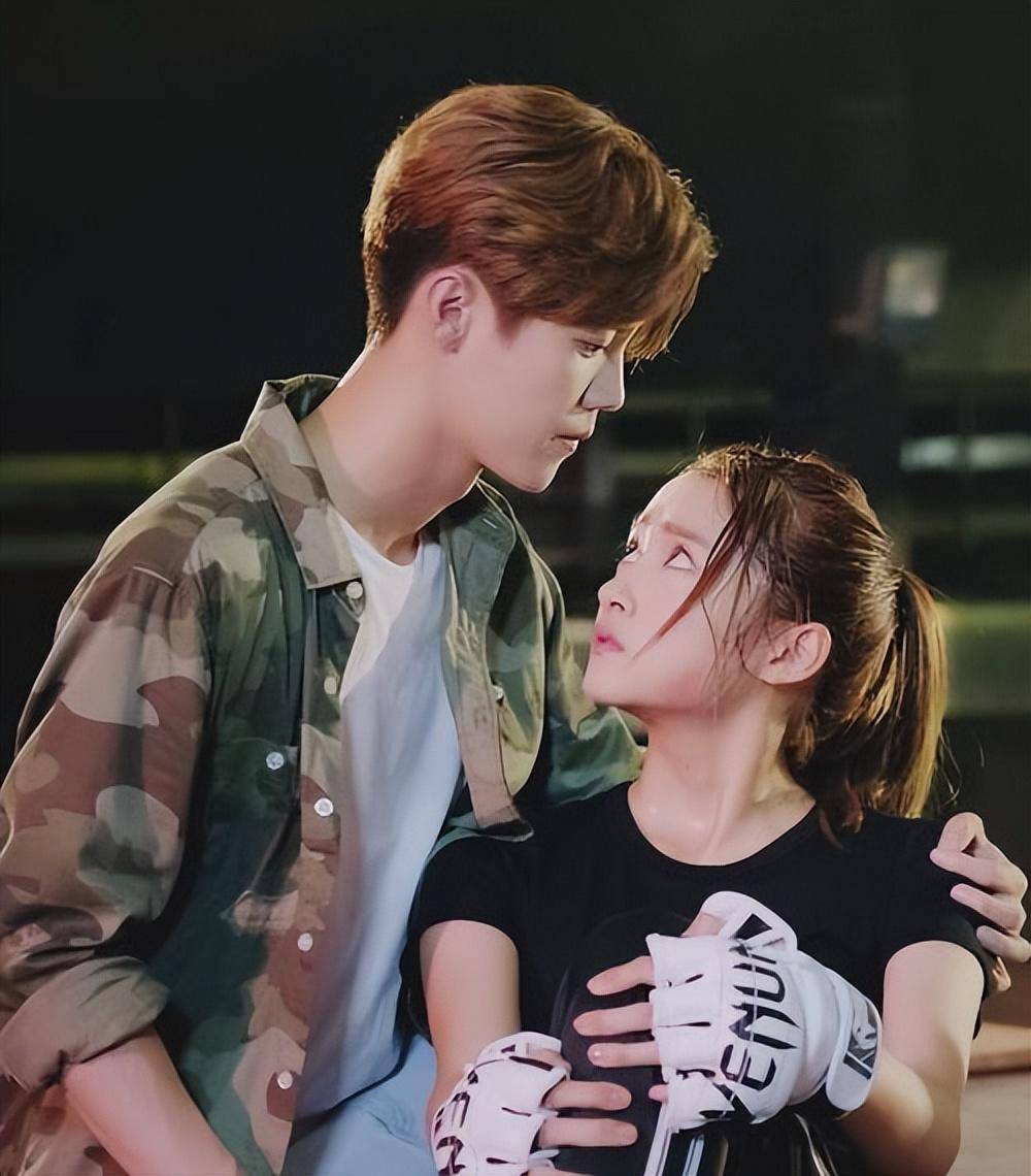 关晓彤卡点给鹿晗送祝福,网友从最开始的极力反对到如今的催婚_官宣