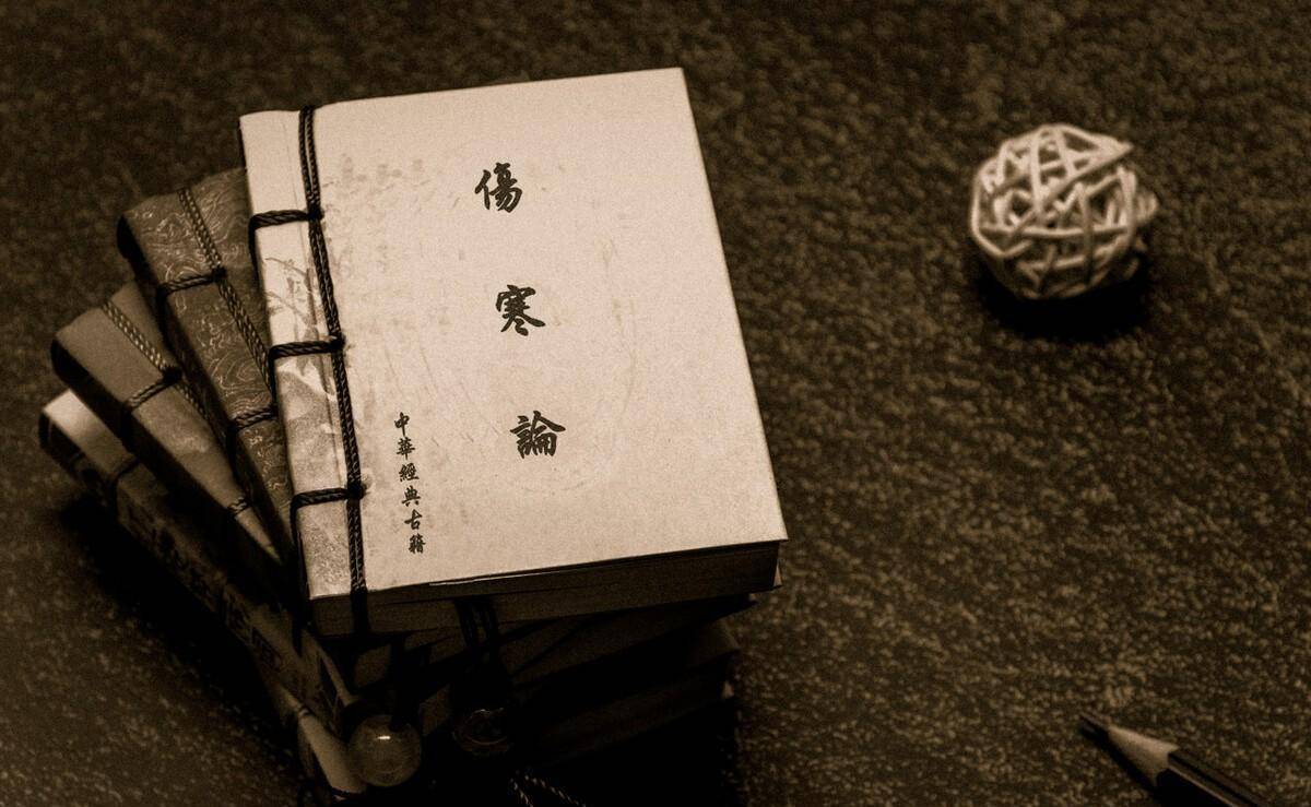 在古書張仲景所寫的《傷寒論》中,有一劑藥方,就是黃連阿膠湯,此方