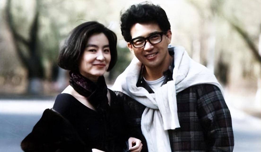 在和现任丈夫邢李源结婚之前,林青霞曾有过两段感情,不过她对曾定下