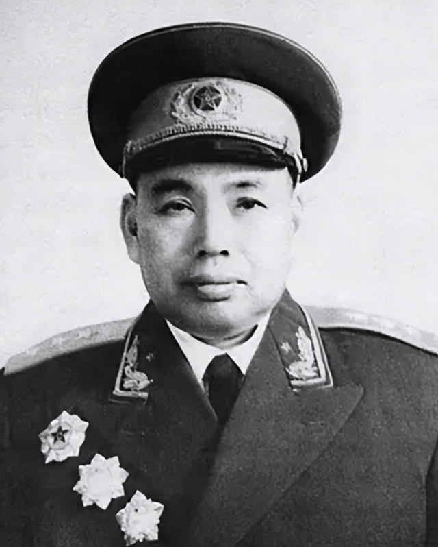 73年丁盛任南京军区司令员后,向肖永银发牢骚:我这司令当得窝囊_许世