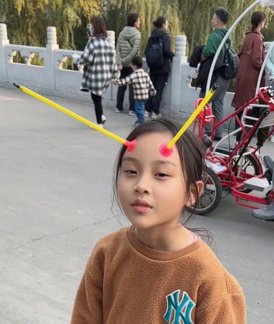 小甜馨迎10岁生日,跷二郎腿躺沙发撸狗,与贾乃亮长相似饼印_李小璐