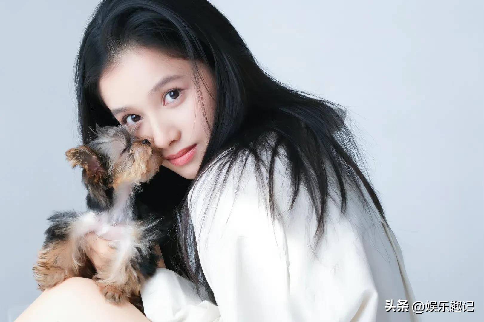 章若楠章若楠一如既往的随和,一点明星架子都没有.