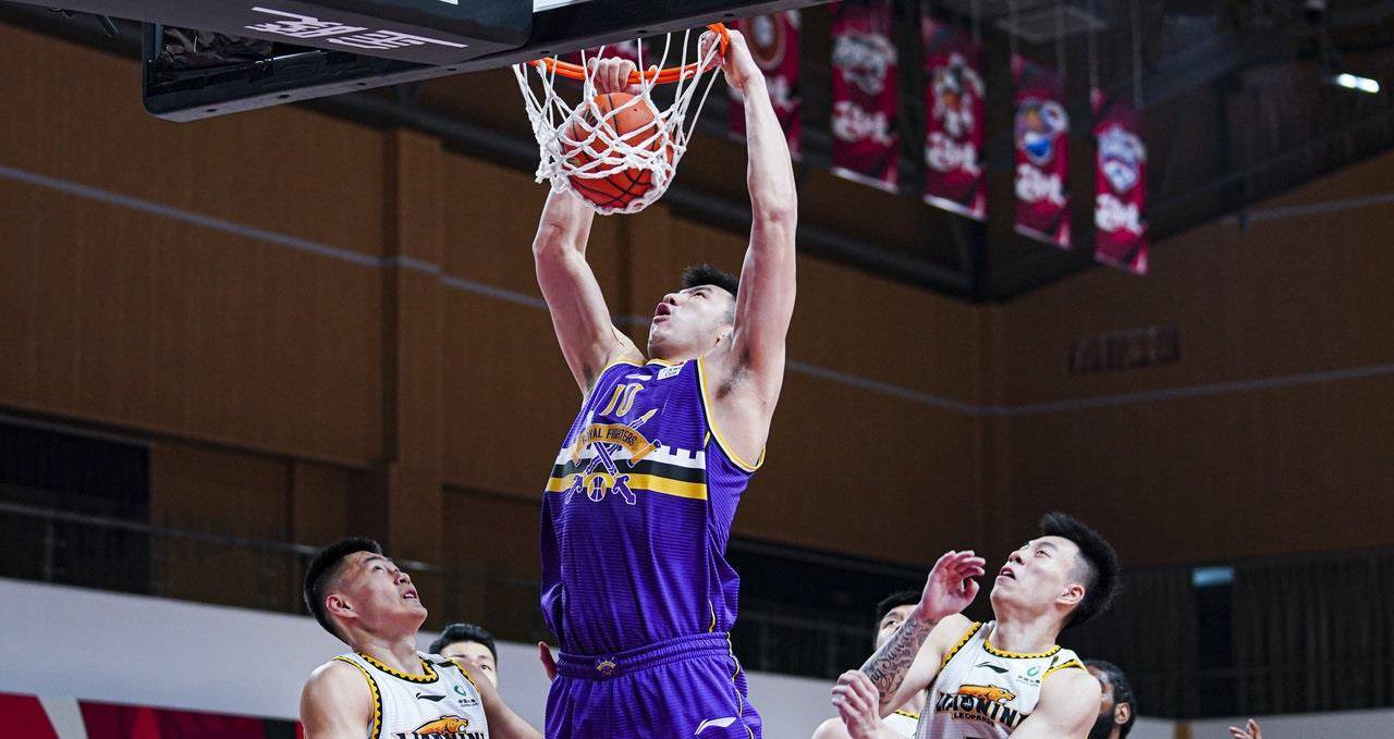 当俞长栋贴靠梅奥时,被后者推开倒地,当场裁判认为俞长栋技术犯规