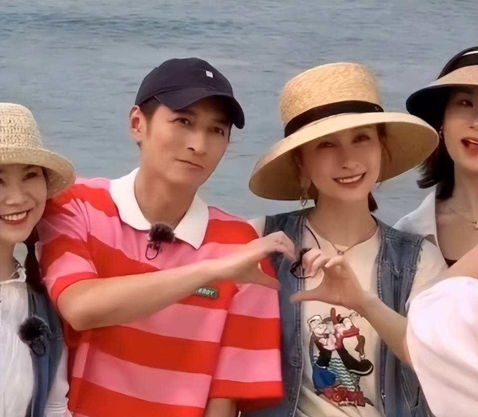 吴昕和李维嘉久违同框,穿长裙显臃肿,小腹微微凸起,像极了孕妇_节目