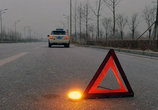 新手上路:汽车打两下双闪是什么意思?_搜狐汽车_搜狐网