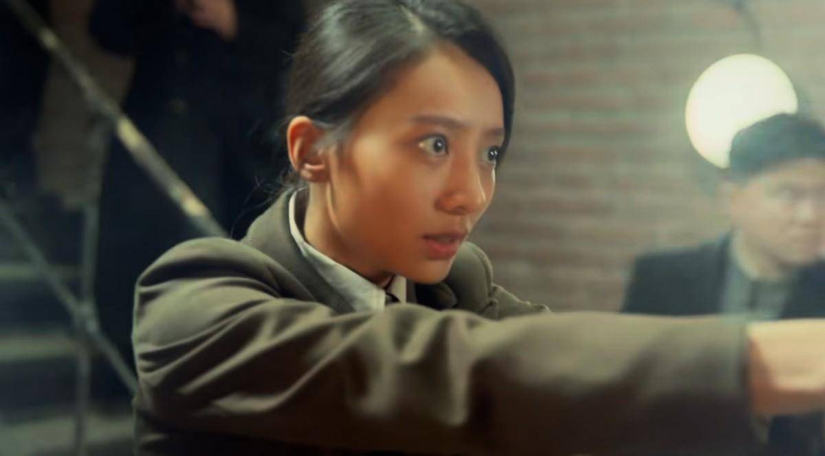 剧中马渝捷素颜出场,皮肤又黑又黄,实在看不出她的颜值有多高,但看看