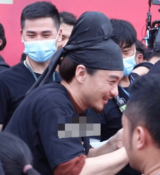 51岁张嘉译近照白发苍苍!