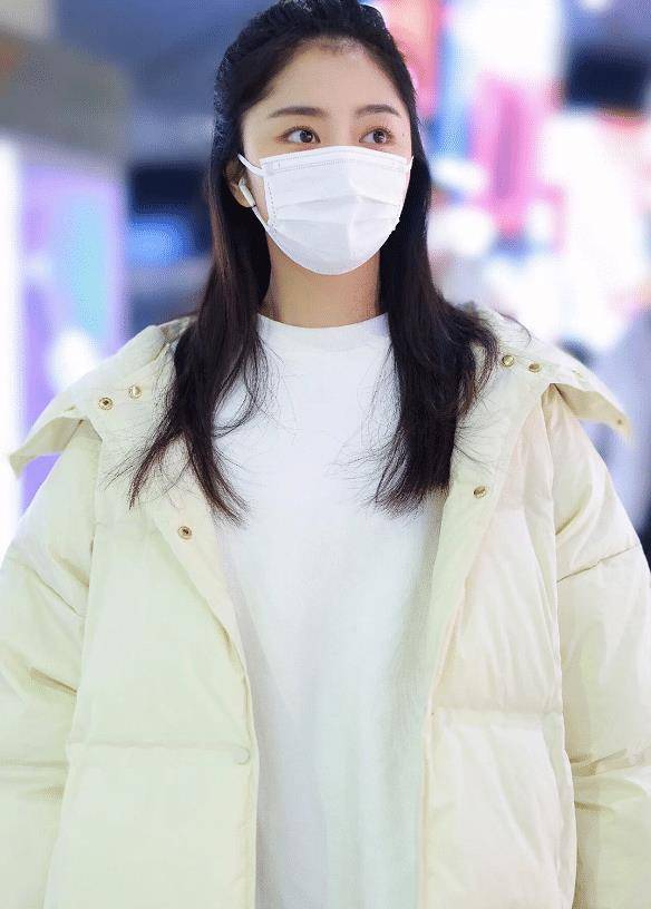谭松韵个子虽小却会穿,穿羽绒服配无痕裤时尚减龄,31岁还似18岁_低调