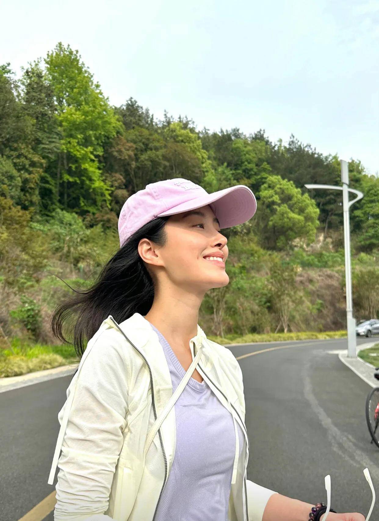 杨采钰骑行照梨涡美人小麦色皮肤好健康
