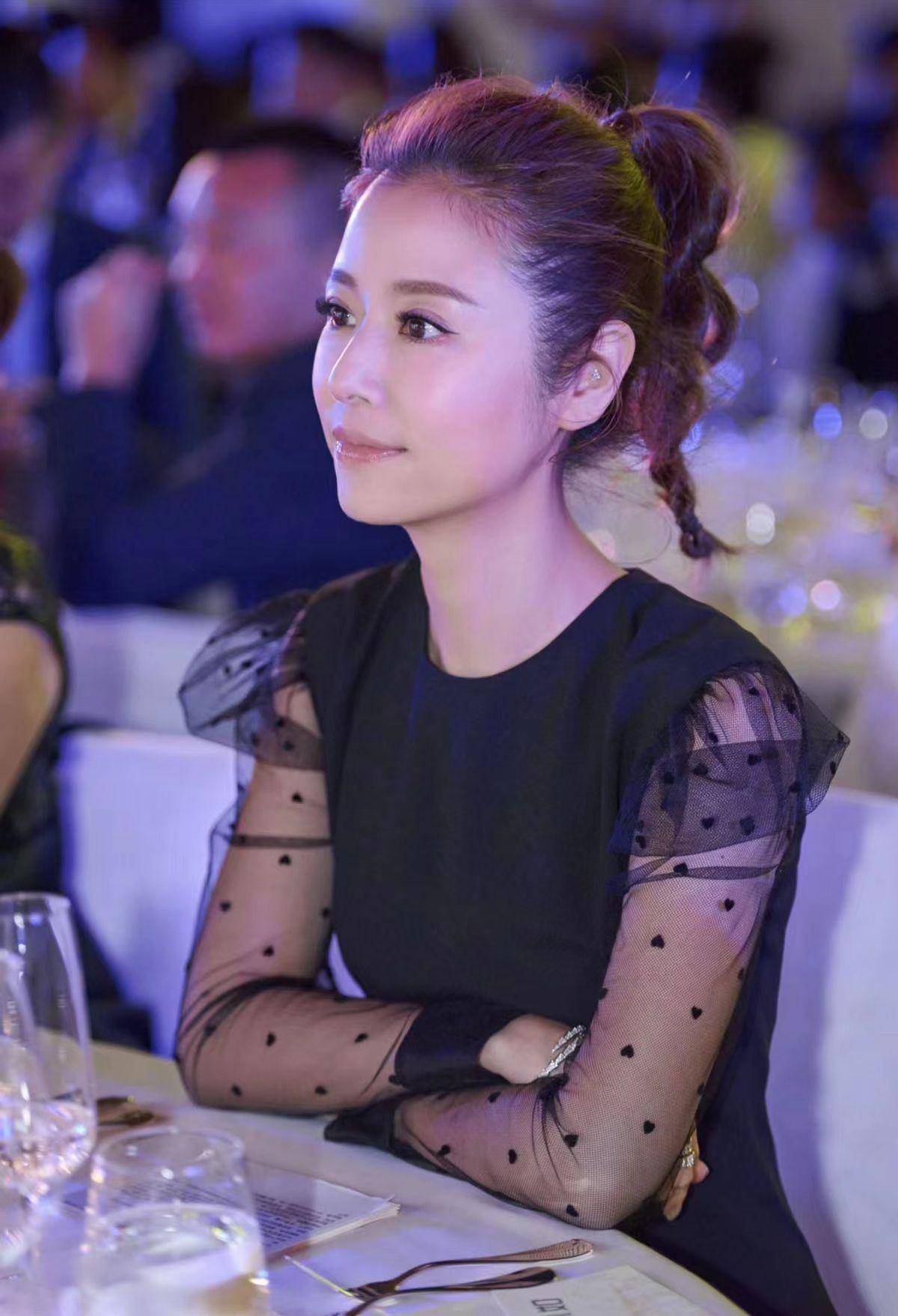 2:林心如其他造型分析穿搭小经验:薄纱波点小黑裙优点:神秘时尚风