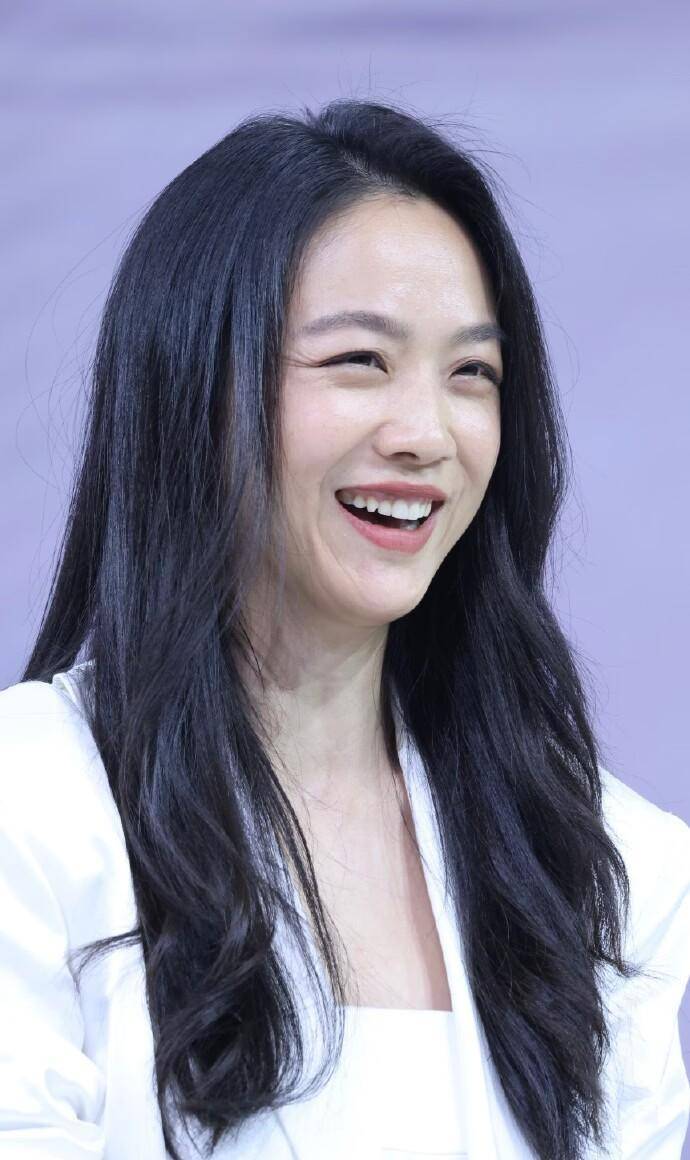 汤唯也难逃衰老!脸上苹果肌饱满,但皱纹也很明显_衣服_显得_颜色