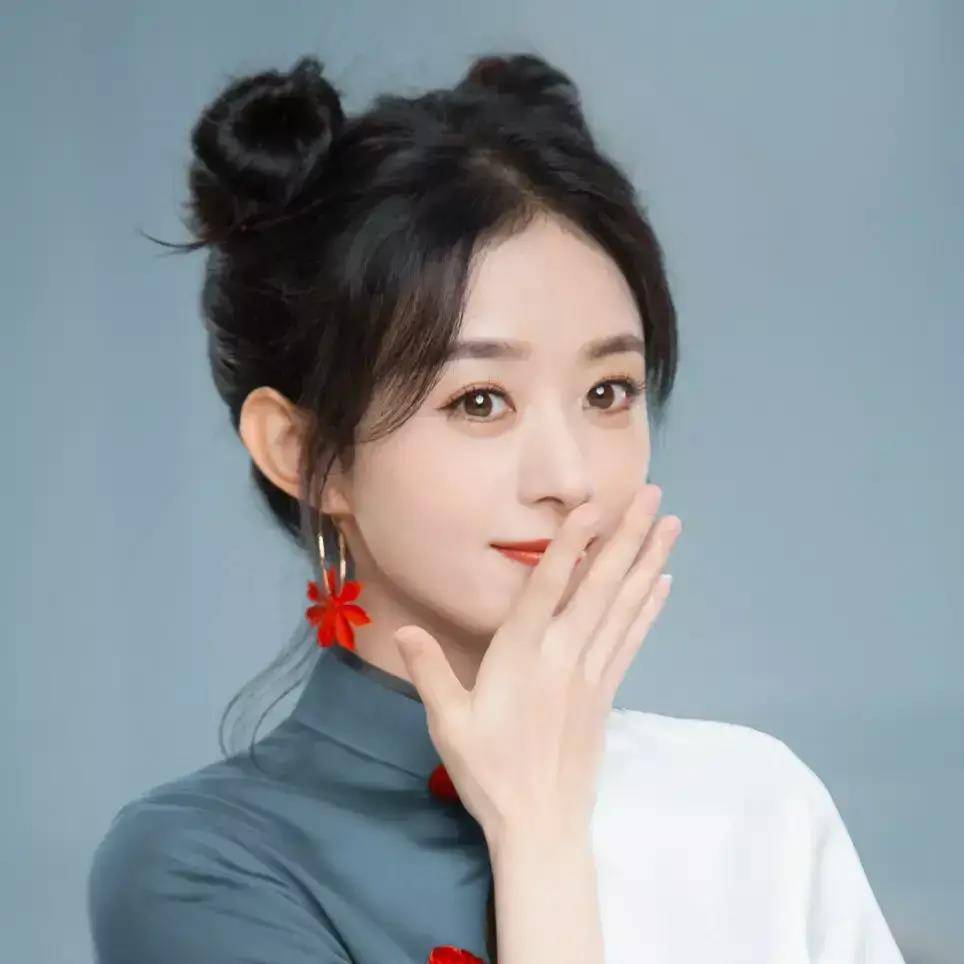 而哪吒头有可爱甜美的风格,量感是偏小的,所以赵丽颖扎哪吒头非常的