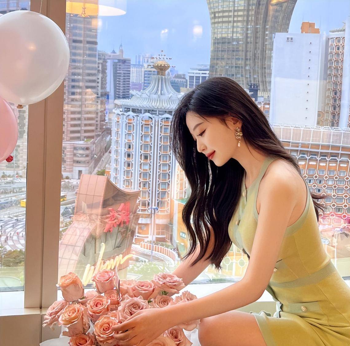 据透露,介绍了叶珂,疑似黄晓明中铁球,鸽蛋中有钻戒